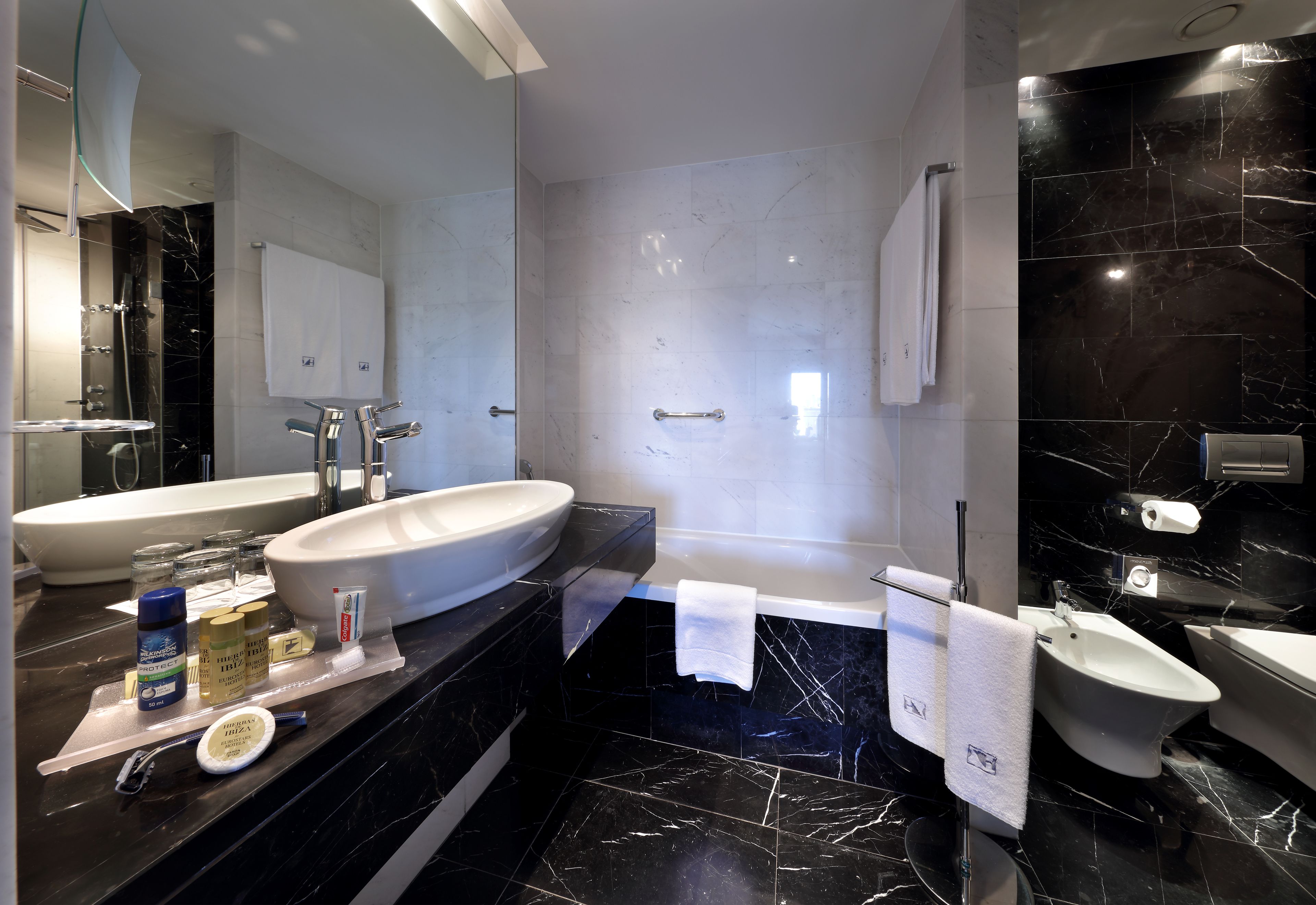 combined shower/bathtub, rainfall showerhead, eco-friendly toiletries