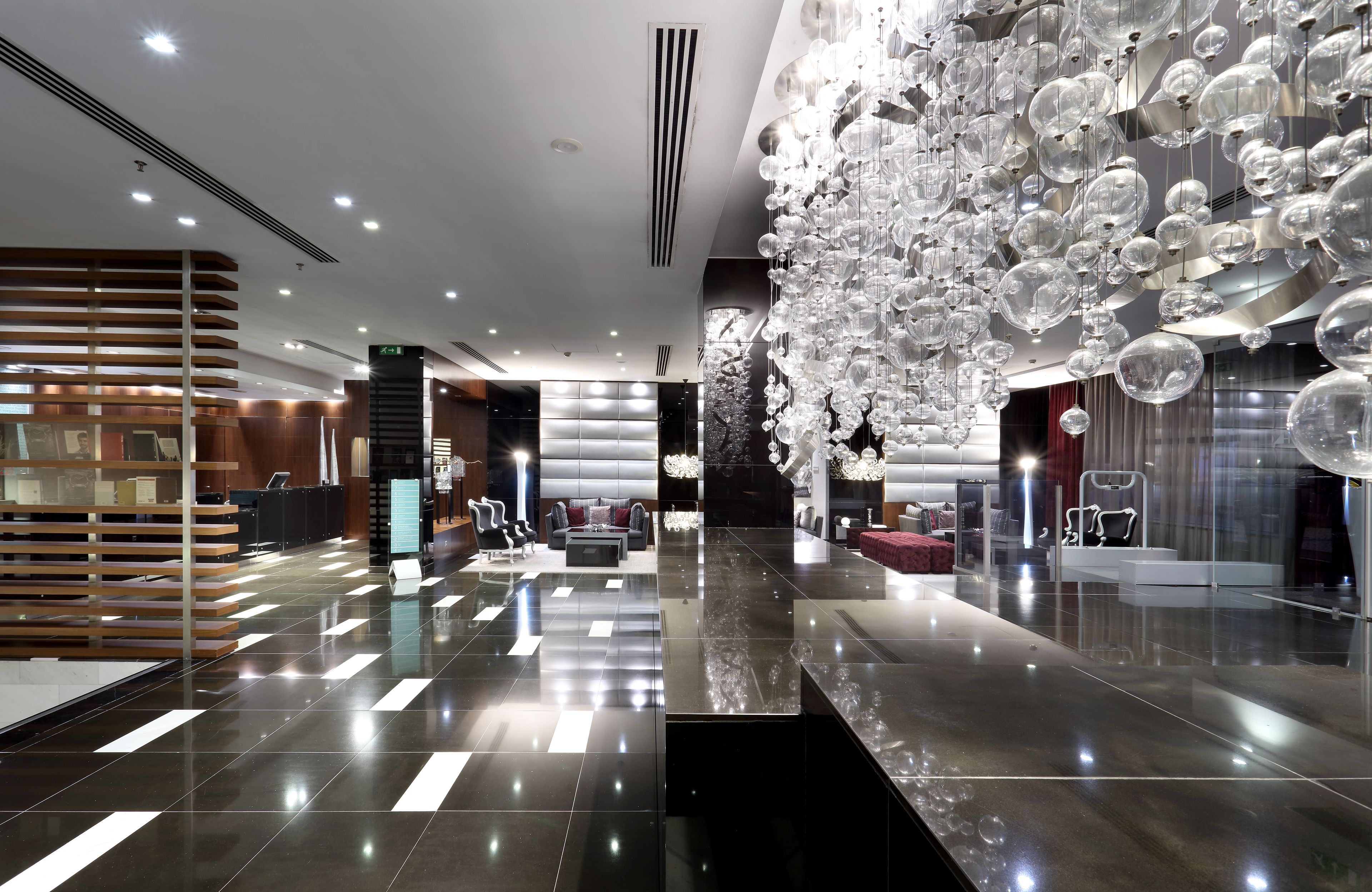 Serves lunch and dinner