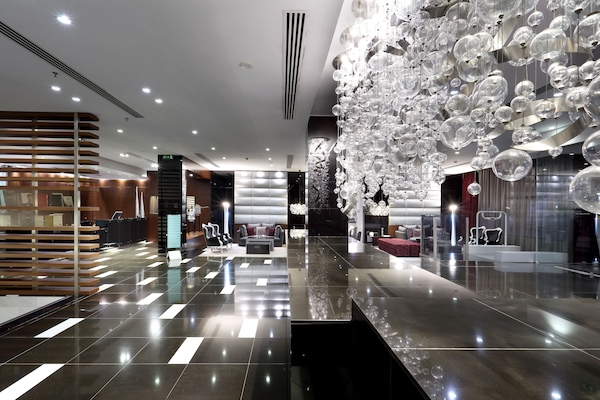 Serviert Mittagessen und Abendessen