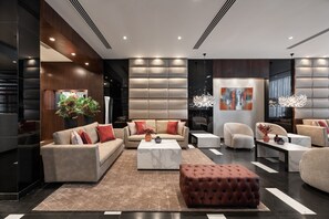 Serves lunch and dinner