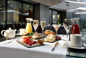 Serves lunch and dinner