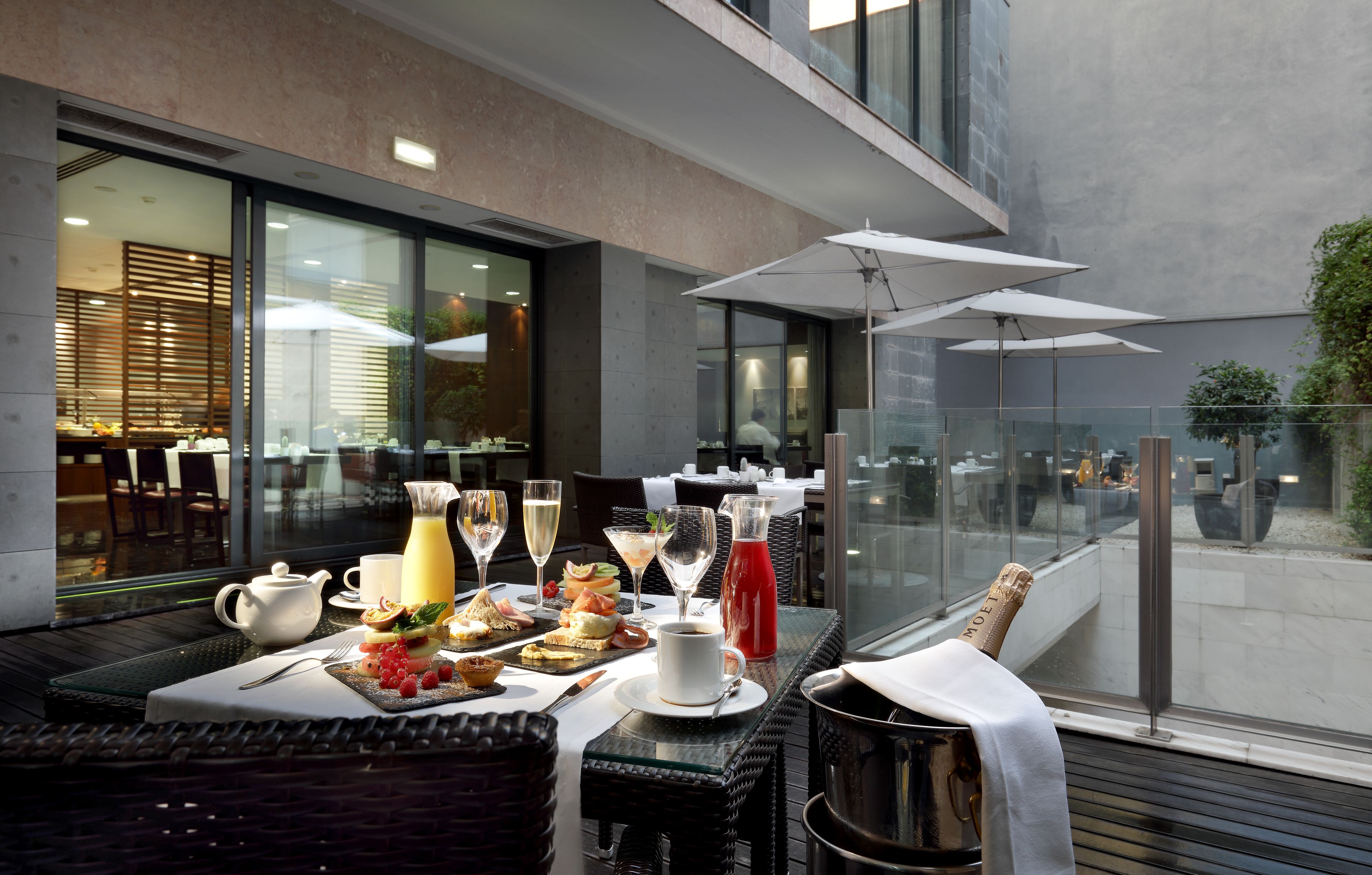 Serves lunch and dinner