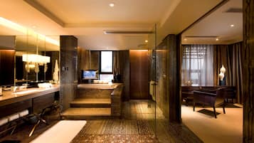 Satu Tempat Tidur King | Kamar mandi | Bathtub dan shower terpisah, bathtub besar, dan pancuran hujan