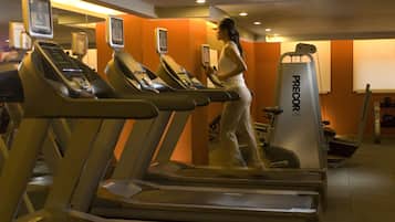Ett gym med löpband och en motionscykel från PRECOR USA.