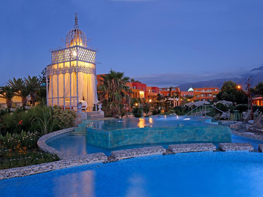 2 buitenzwembaden, parasols bij het zwembad en ligstoelen