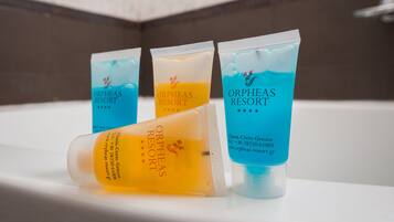 Tres tubos de productos para el cuidado de la piel Orpheas Resort sobre una superficie blanca.