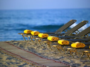Private beach, sun loungers, beach umbrellas, beach towels - Orpheas Resort - Adults Only (Apokoronas)