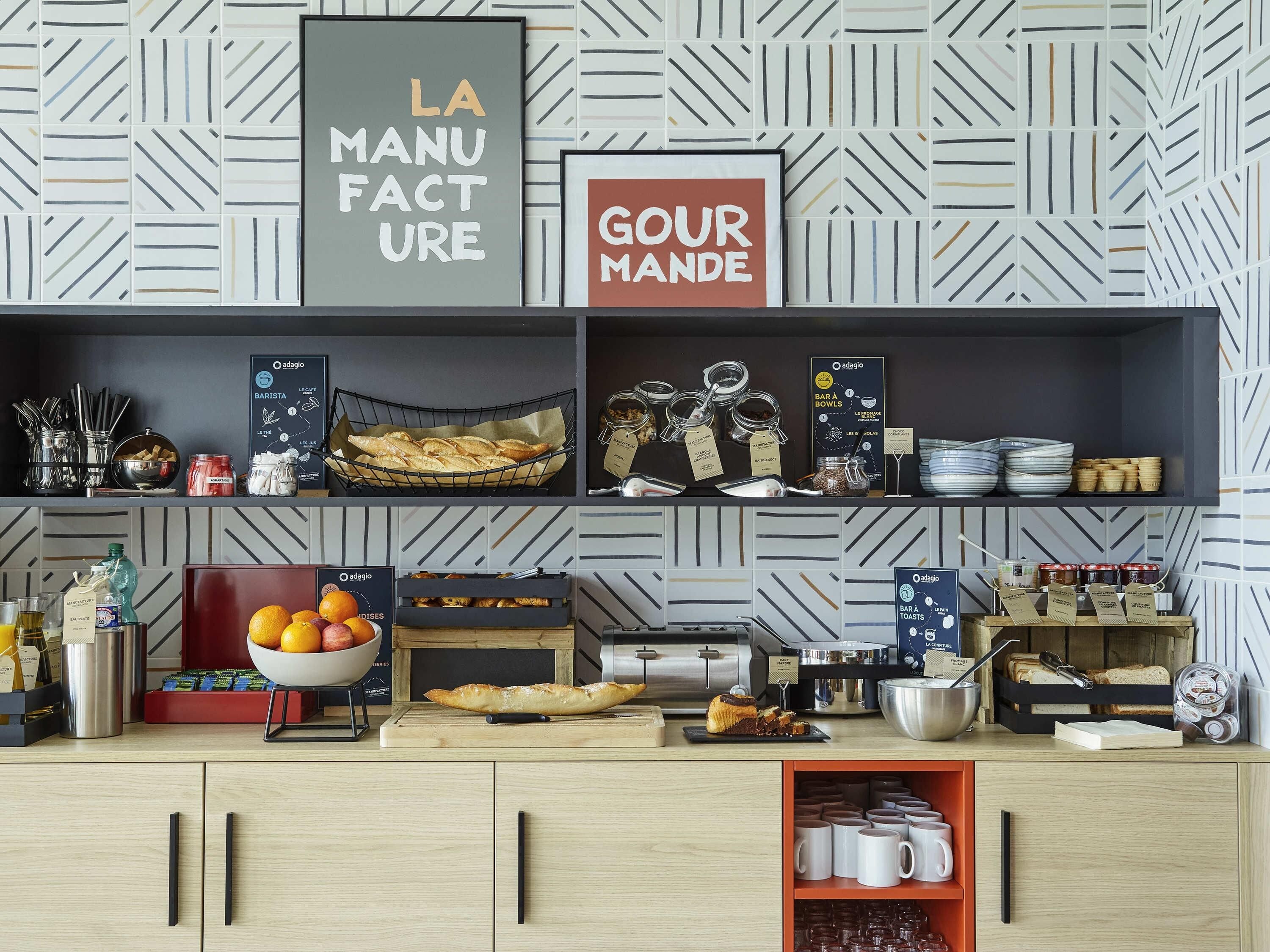 Un buffet de petit-déjeuner proposant une variété d’aliments et d’accompagnements.