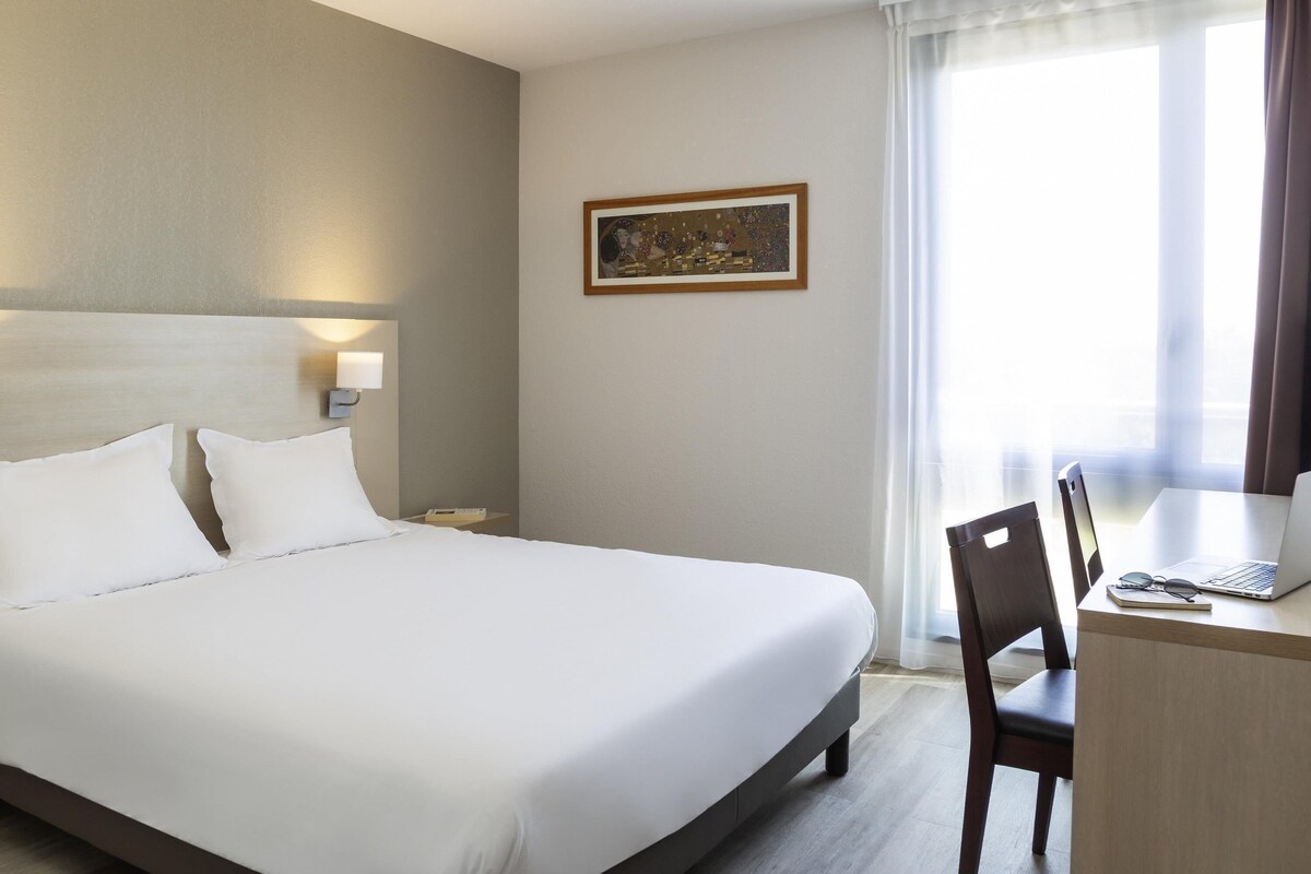 Studio, 1 Double Bed | Desk, soundproofing, WiFi (free)