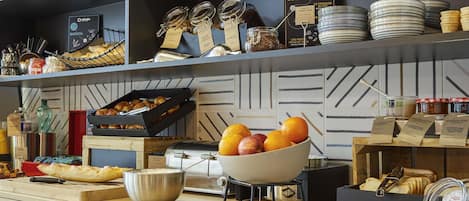 Daily continental breakfast (EUR 15 per person)