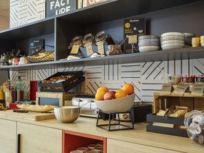 Tägliches kontinentales Frühstück (15 EUR pro Person)