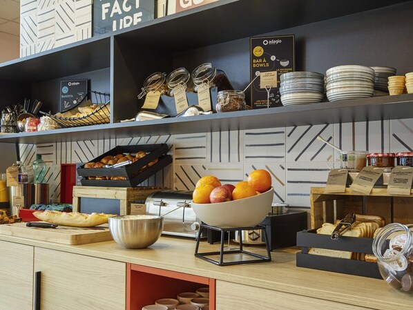 Daily continental breakfast (EUR 15 per person)