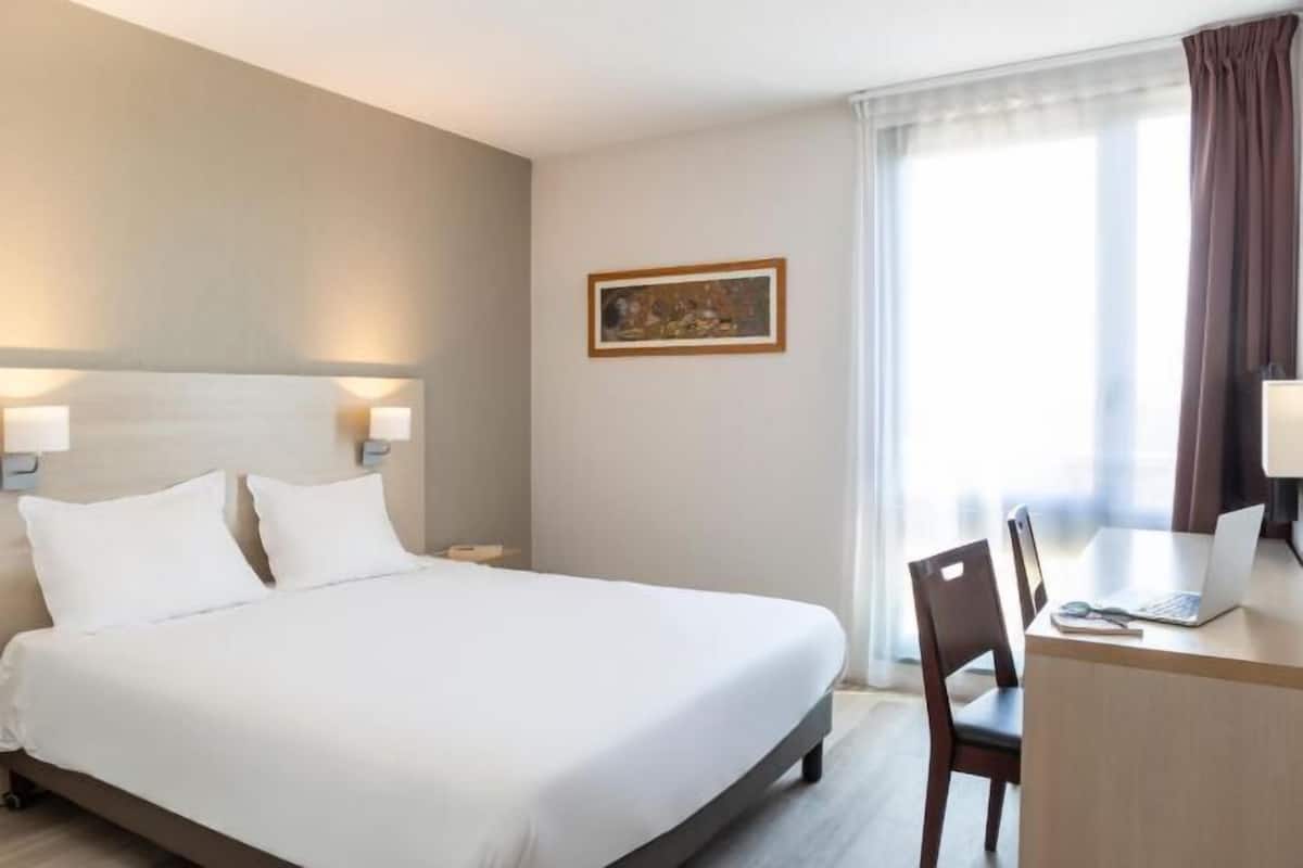 Desk, soundproofing, free WiFi, bed sheets