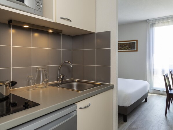 Studio, 1 Double Bed | Desk, soundproofing, free WiFi, bed sheets - Aparthotel Adagio Access Avignon (Avignon)