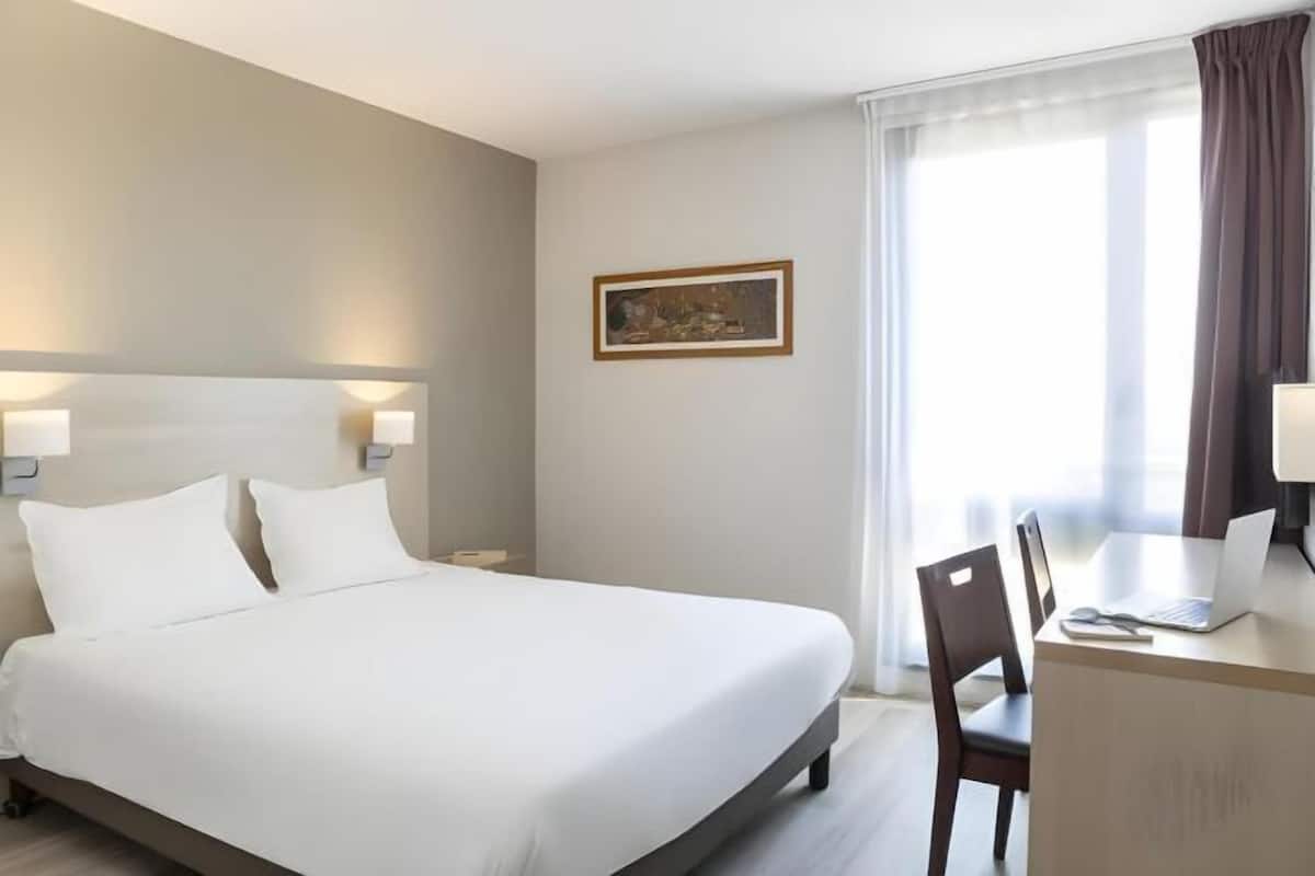 Desk, soundproofing, free WiFi, bed sheets