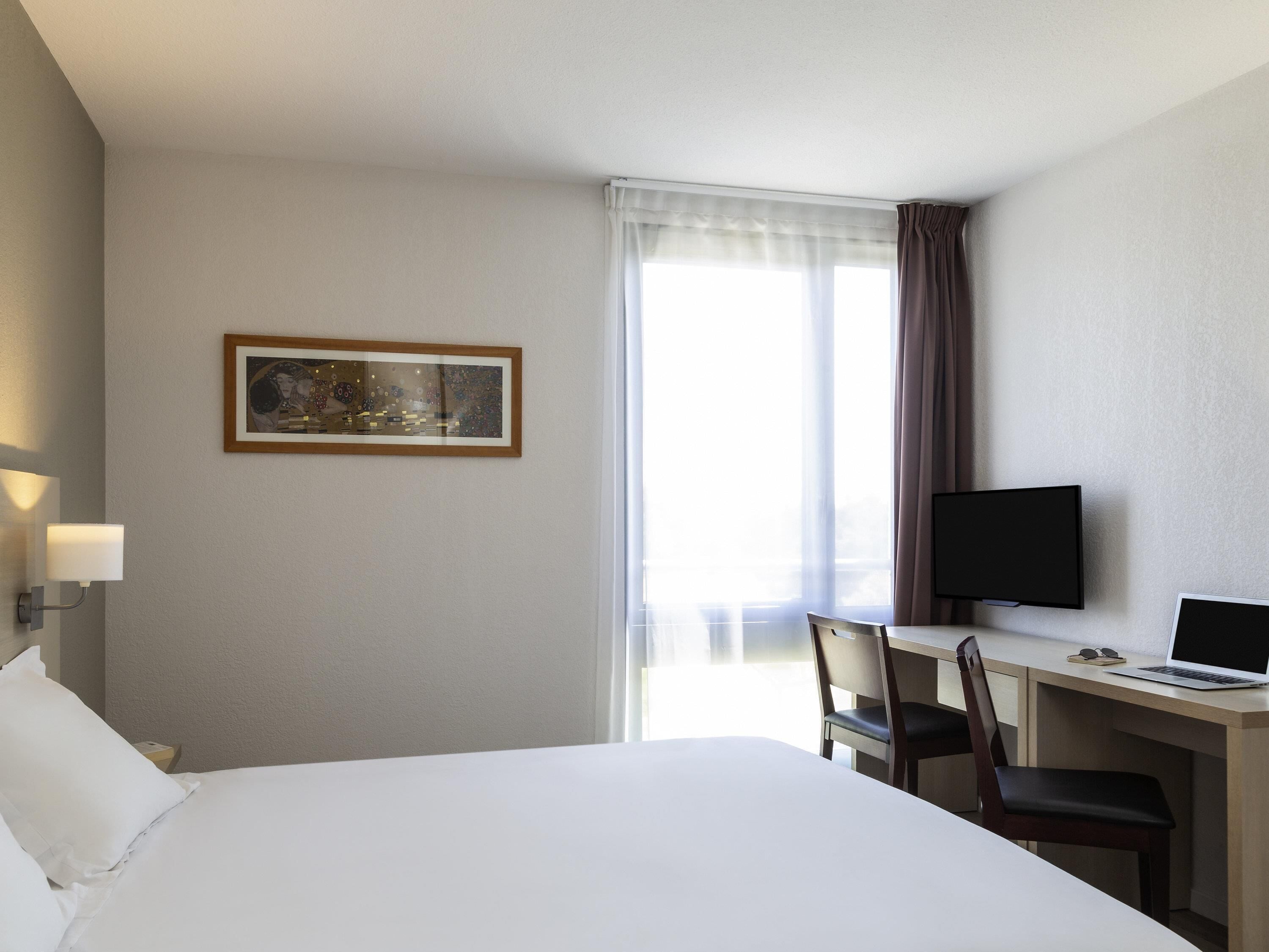 Desk, soundproofing, free WiFi, bed sheets