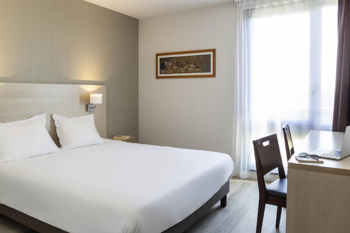 Studio, 1 Double Bed | Desk, soundproofing, WiFi (free)