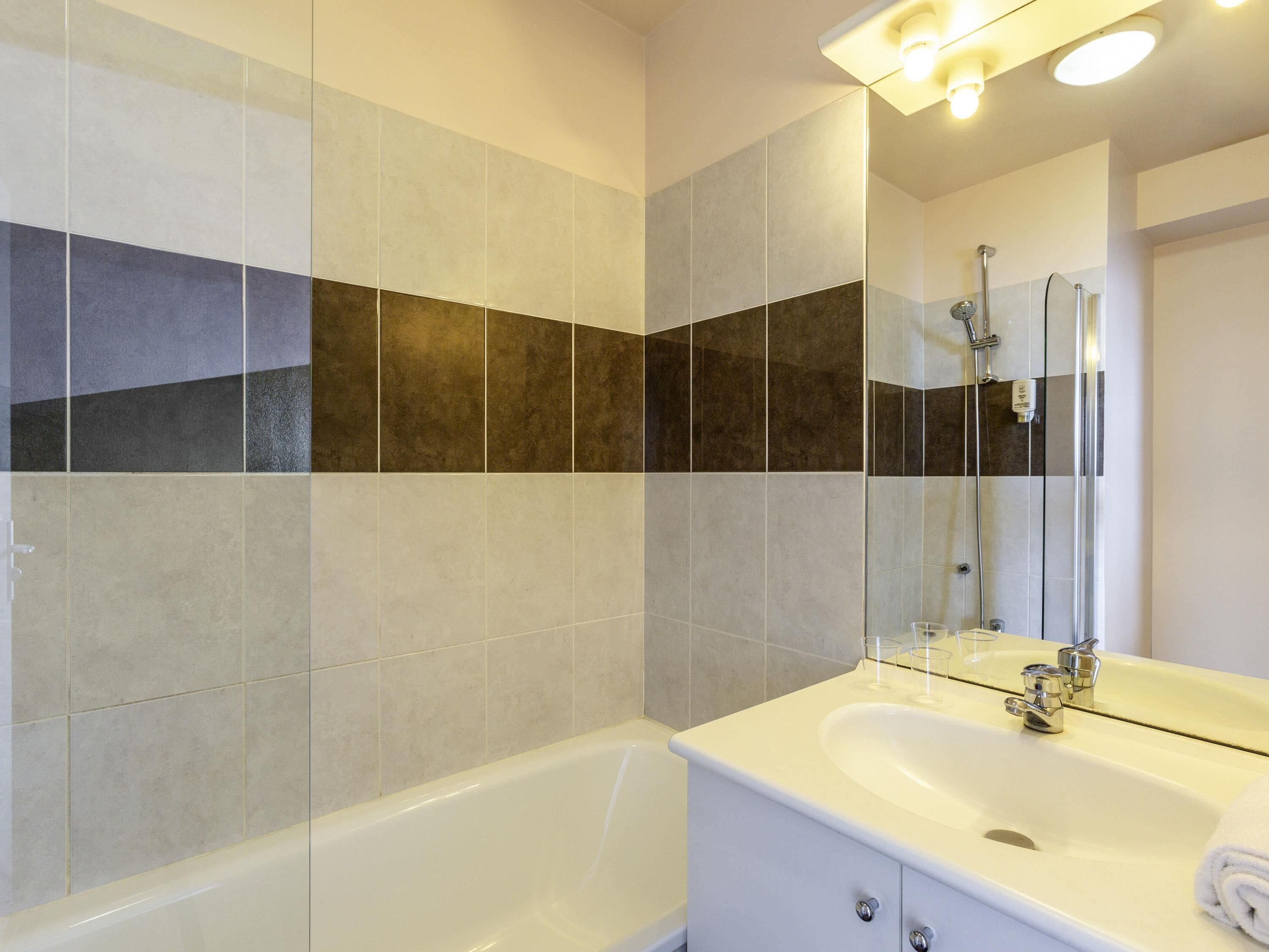 Desk, soundproofing, free cribs/infant beds, free WiFi