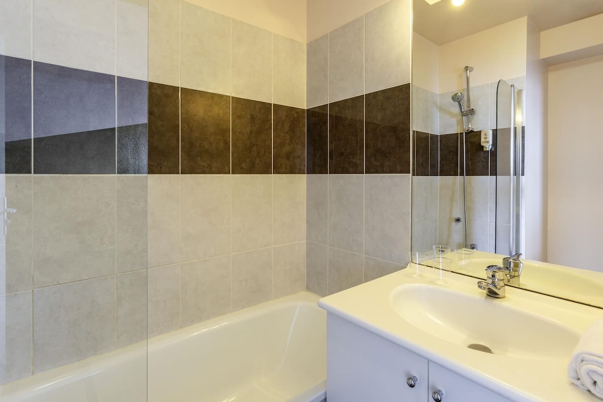 1 bedroom, desk, soundproofing, free cribs/infant beds