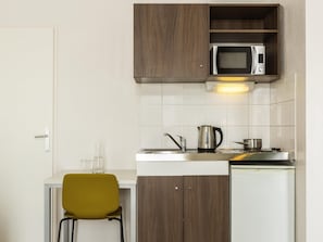 1 bedroom, desk, soundproofing, free cots/infant beds