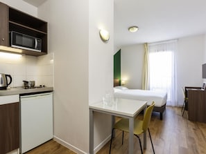 1 bedroom, desk, soundproofing, free cots/infant beds