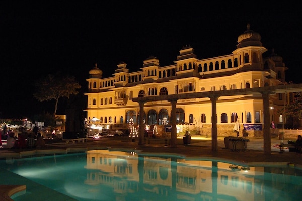 Piscine extérieure, parasols de plage