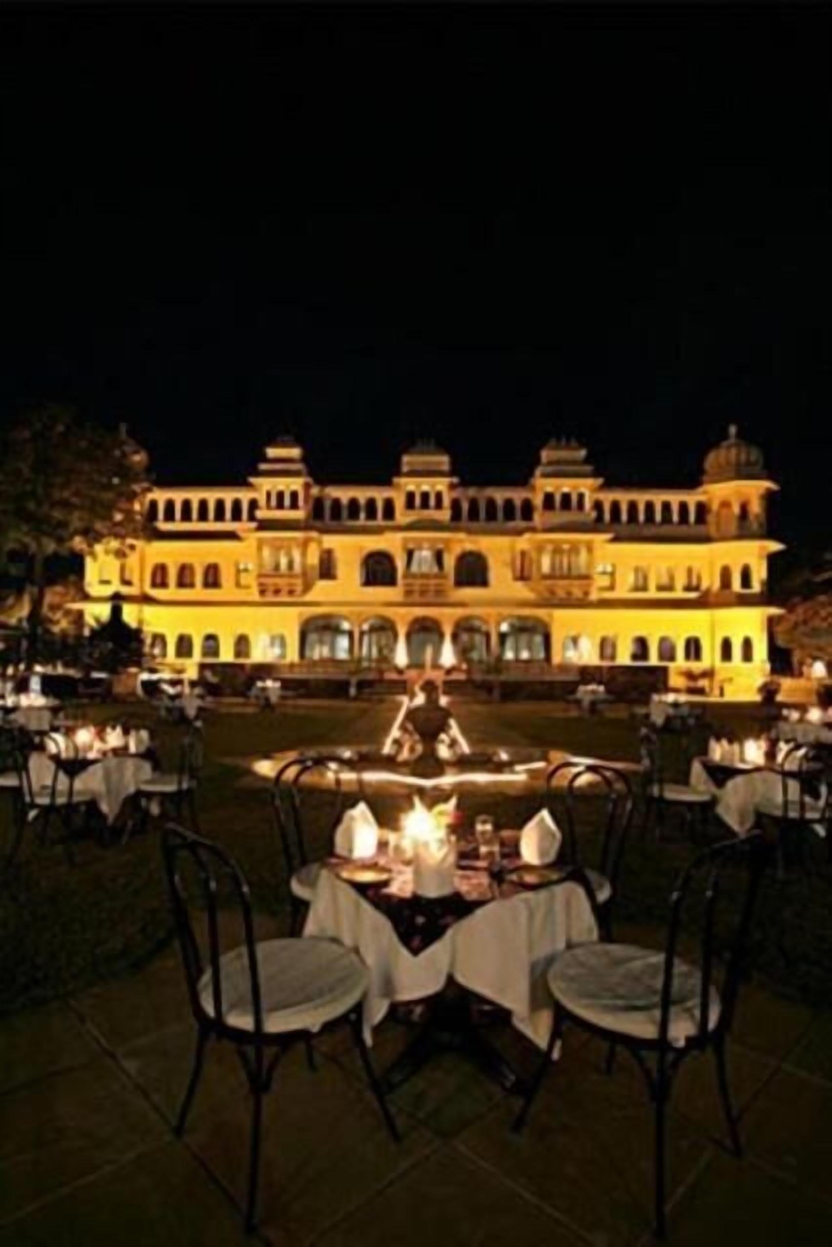 Breakfast, lunch and dinner served