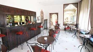 Bar (trong khuôn viên)