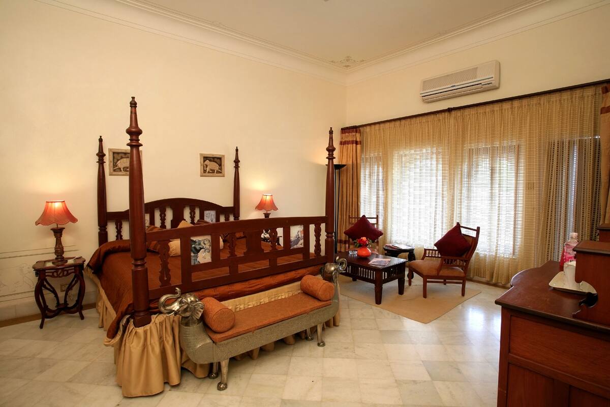 traditional suite, 1 bedroom, smoking, balcony | memory-foam beds, minibar, in-room safe, desk
