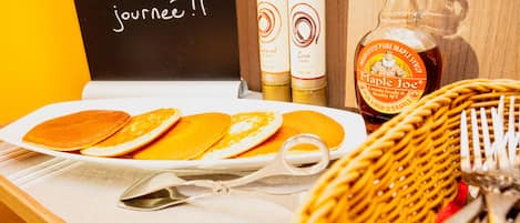Desayuno con panqueques, jarabe de arce y dos botellas de Monin.