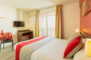Ropa de cama de alta calidad, escritorio y cortinas blackout