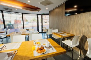 Tägliches Frühstücksbuffet (11 EUR pro Person)