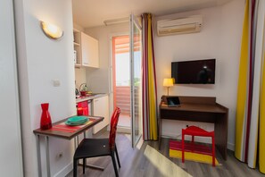 Fridge, microwave, stovetop, electric kettle - Aparthotel Mer & Golf City Perpignan Centre (Perpignan)
