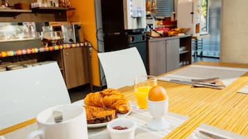 Se ofrece un desayuno bufé todos los días (11 EUR por persona)