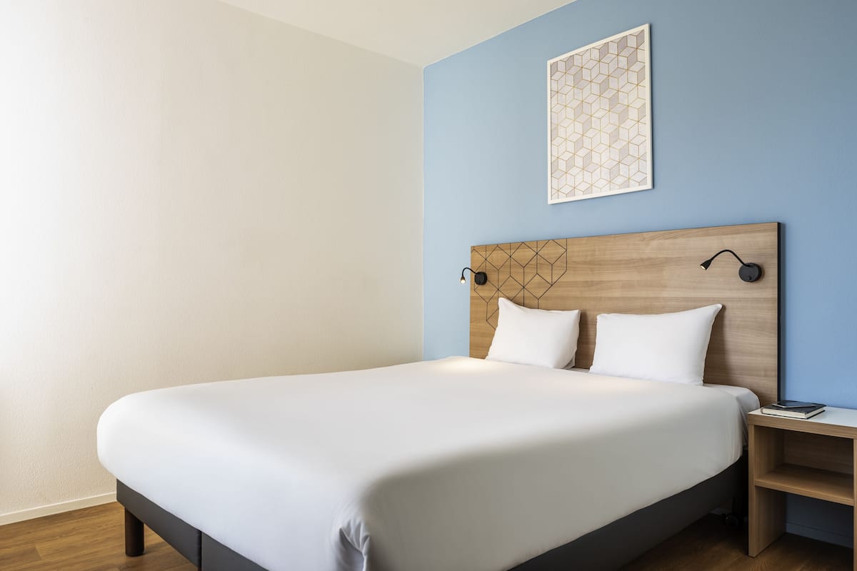 Escritorio, tabla de planchar con plancha, cunas gratuitas y wifi gratis