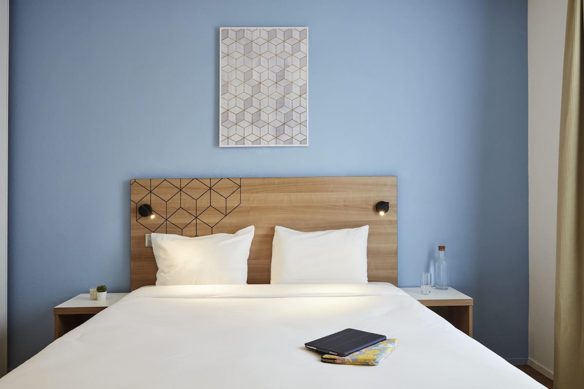 Escritorio, tabla de planchar con plancha y cunas gratuitas