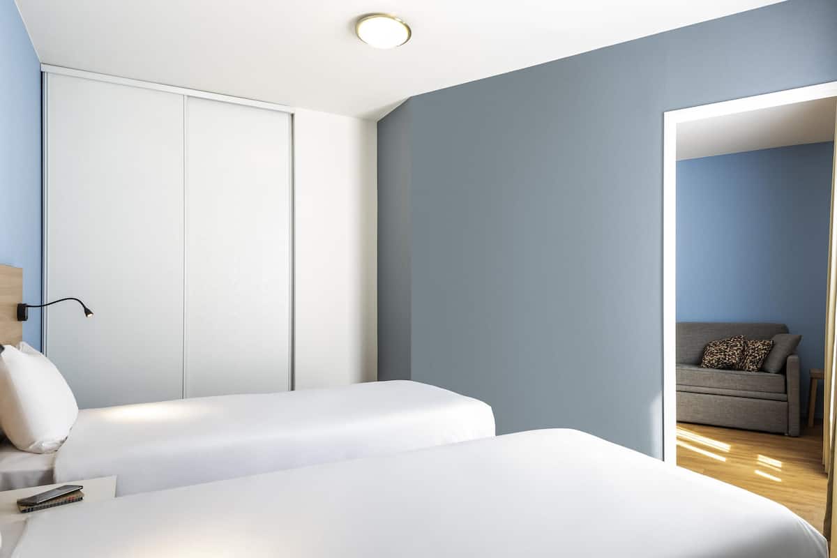 Appartement, 2 lits jumeaux | Bureau, fer et planche à repasser, lit de bébé (gratuit)