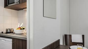 Studio, 2 lits une place | Bureau, fer et planche à repasser, lits bébé (gratuits), Wi-Fi gratuit