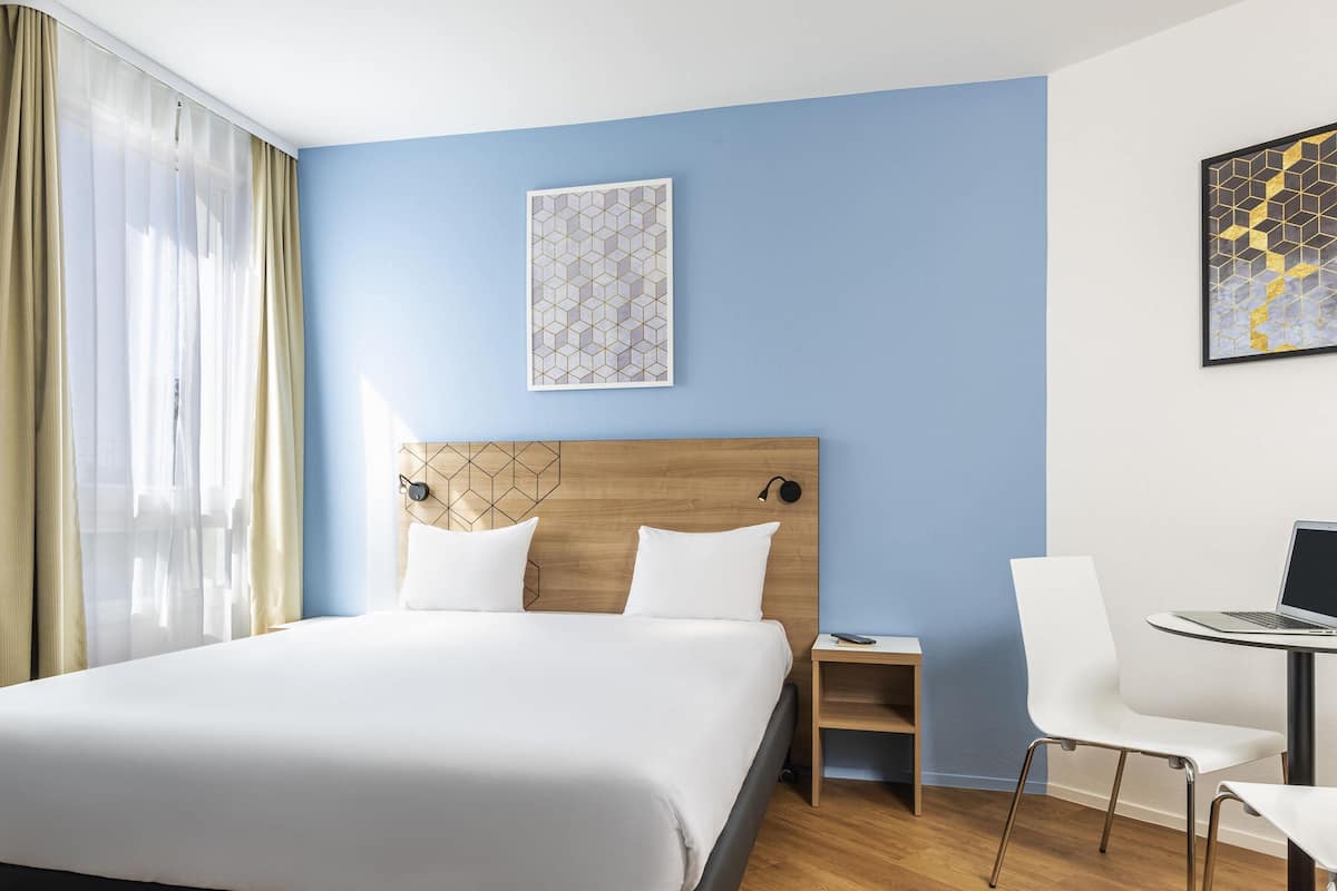 Studio, 1 tweepersoonsbed (Large) | 1 slaapkamer, een bureau, een strijkplank/strijkijzer, gratis babybedden