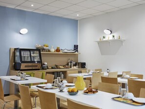 Desayuno buffet diario (EUR 12 por persona)