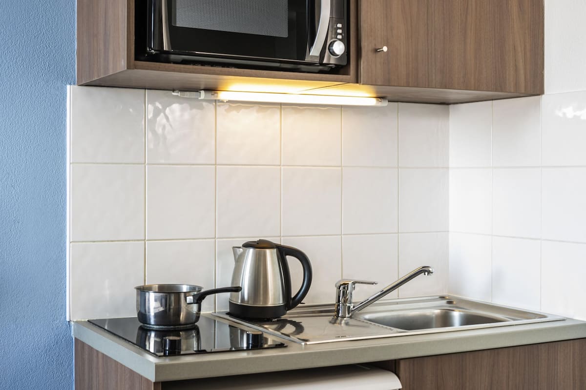 Escritorio, tabla de planchar con plancha y cunas gratuitas