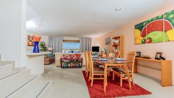 Deluxe Villa, 3 Bedrooms, Non Smoking, Hot Tub | In-room dining