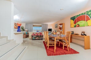 Deluxe Villa, 3 Bedrooms, Non Smoking, Hot Tub | In-room dining