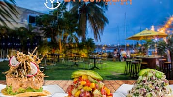 Mariscos con vista a la alberca