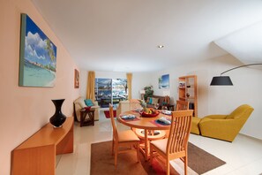 Familienvilla, 3 Schlafzimmer, Nichtraucher, Whirlpool | Wohnzimmer | 42-Zoll-Flachbildfernseher mit Kabelempfang, LCD-Fernseher