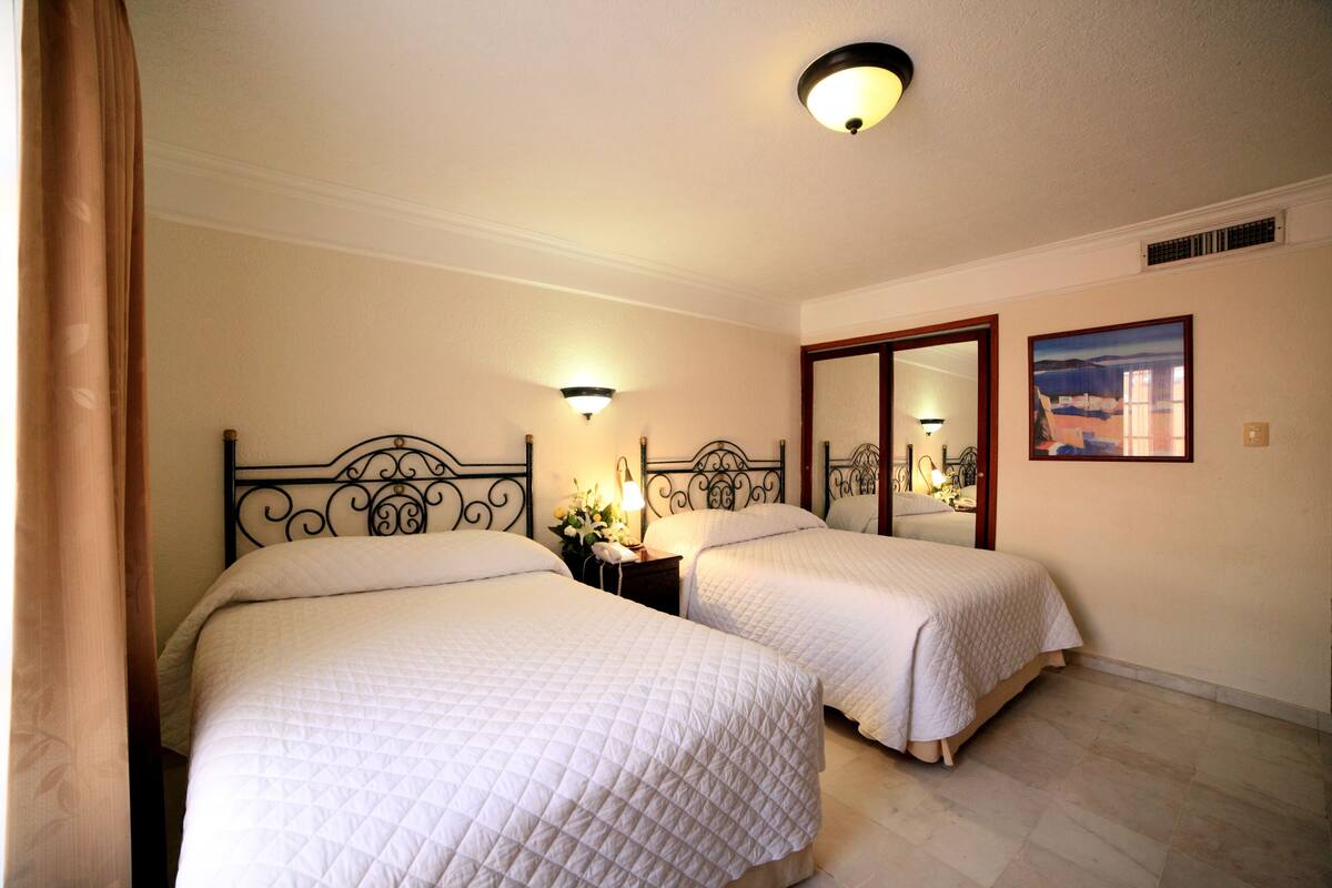 junior room | minibar, in-room safe, desk, iron/ironing board