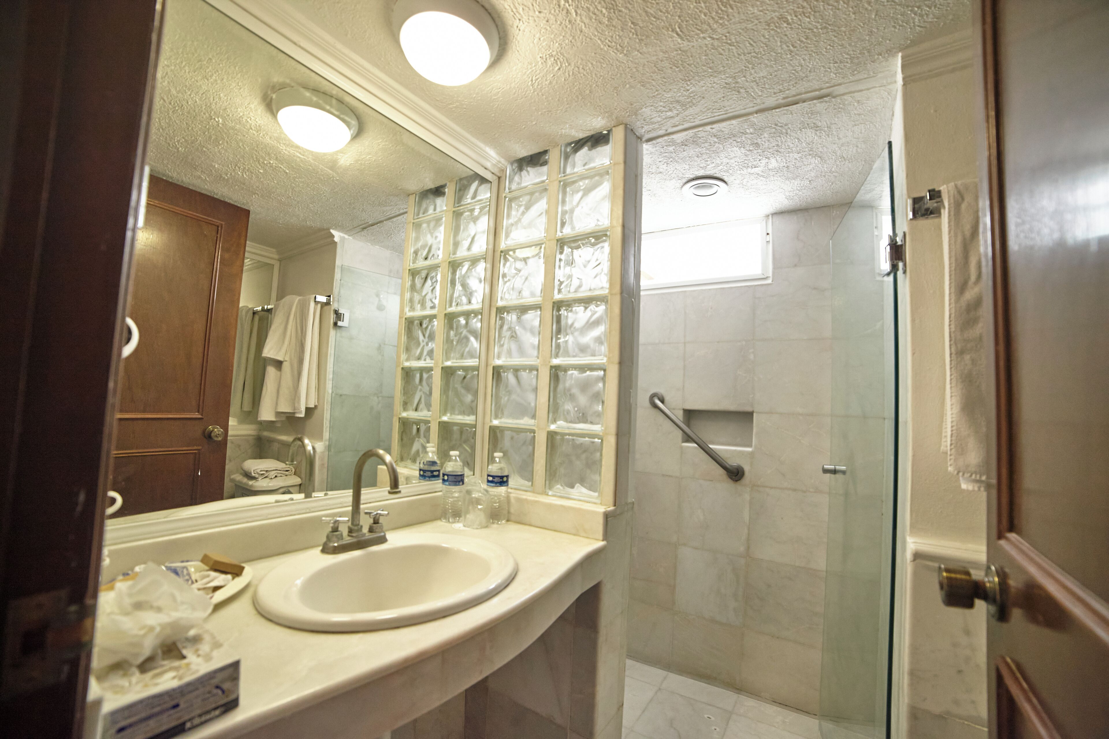 junior room | bathroom | shower, free toiletries, hair dryer, towels