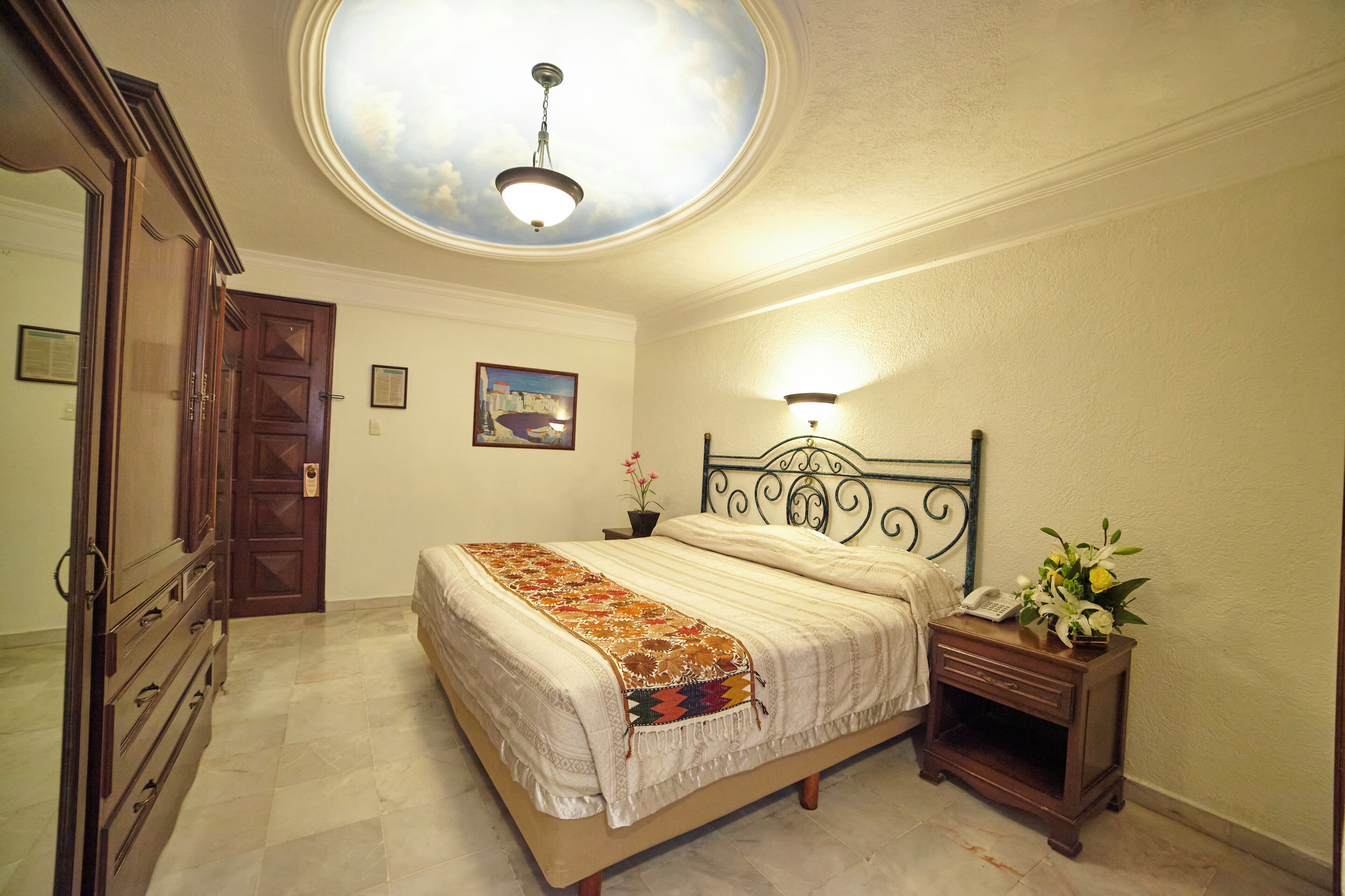 standard room | minibar, in-room safe, desk, iron/ironing board