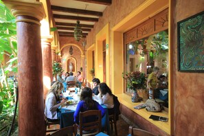 Se sirven desayunos, comidas y cenas 