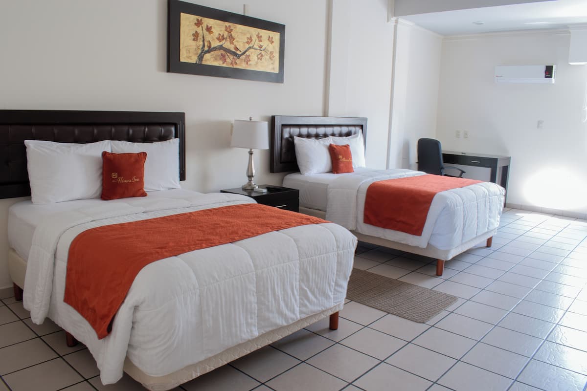 Suíte júnior, 1 quarto | 1 quarto, frigobar, cofres nos quartos, escrivaninha
